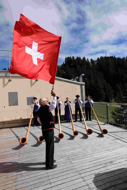 Alphornbläser-Gruppe mit Fahnenschwinger. (Foto: Stephan Muntwyler)